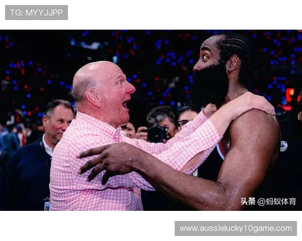 鲍尔默目睹比赛计时器突发故障捂头叹息无奈神情成全场焦点